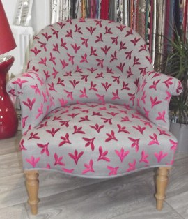 fauteuil crapaud et tissu carnavalet de chez Casal, vendu par la rime des matieres, bon plan tissu frais de port offerts