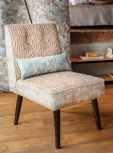 fauteuil et tissu Bonao motif zèbre traité aquaclean anti tache et lavable, de Casal, pour chaise, fauteuil, canapé et rideaux, vendu par la rime des matieres, bon plan tissu et frais de port offerts