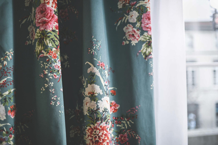 Bouquets  tissu ameublement lavable design bouquet floral, de Casal, pour chaise, fauteuil, canapé, coussins et rideaux, vendu par la rime des matieres, bon plan tissu frais de port offerts