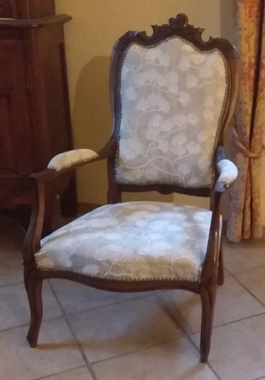 Fauteuil Voltaire avec tissu Canoas de Casal, motif vgtal stylis, tissu vendu par la rime des matieres, frais de port offerts.