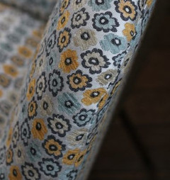 tissu Daisy petit motif floral stylisé effet rétro vintage de Casal, pour chaise, fauteuil, canapé et coussins, vendu par la rime des matieres, bon plan tissu frais de port offerts