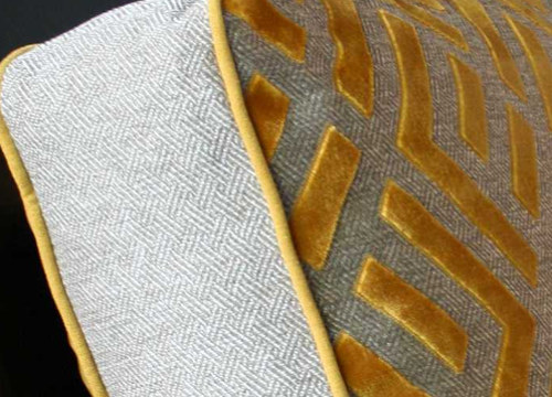 fauteuil et tissu Dojo motif grahique stylisé velours sur fond tissé, de Casal, pour chaise, fauteuil, canapé et rideaux, vendu par la rime des matieres, bon plan tissu et frais de port offerts