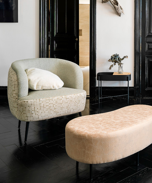 fauteuil tonneau et tissu Empreinte, tissu d'ameublement motif pois bicolore contemporain vendu par la rime des matieres, bon plan tissu et frais de port offerts