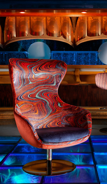 fauteuil et tissu ameublement Nirvana velours design graphique style Vintage de Casal, pour chaise, fauteuil, canapé, coussins et rideaux, vendu par la rime des matieres, bon plan tissu et frais de port offerts