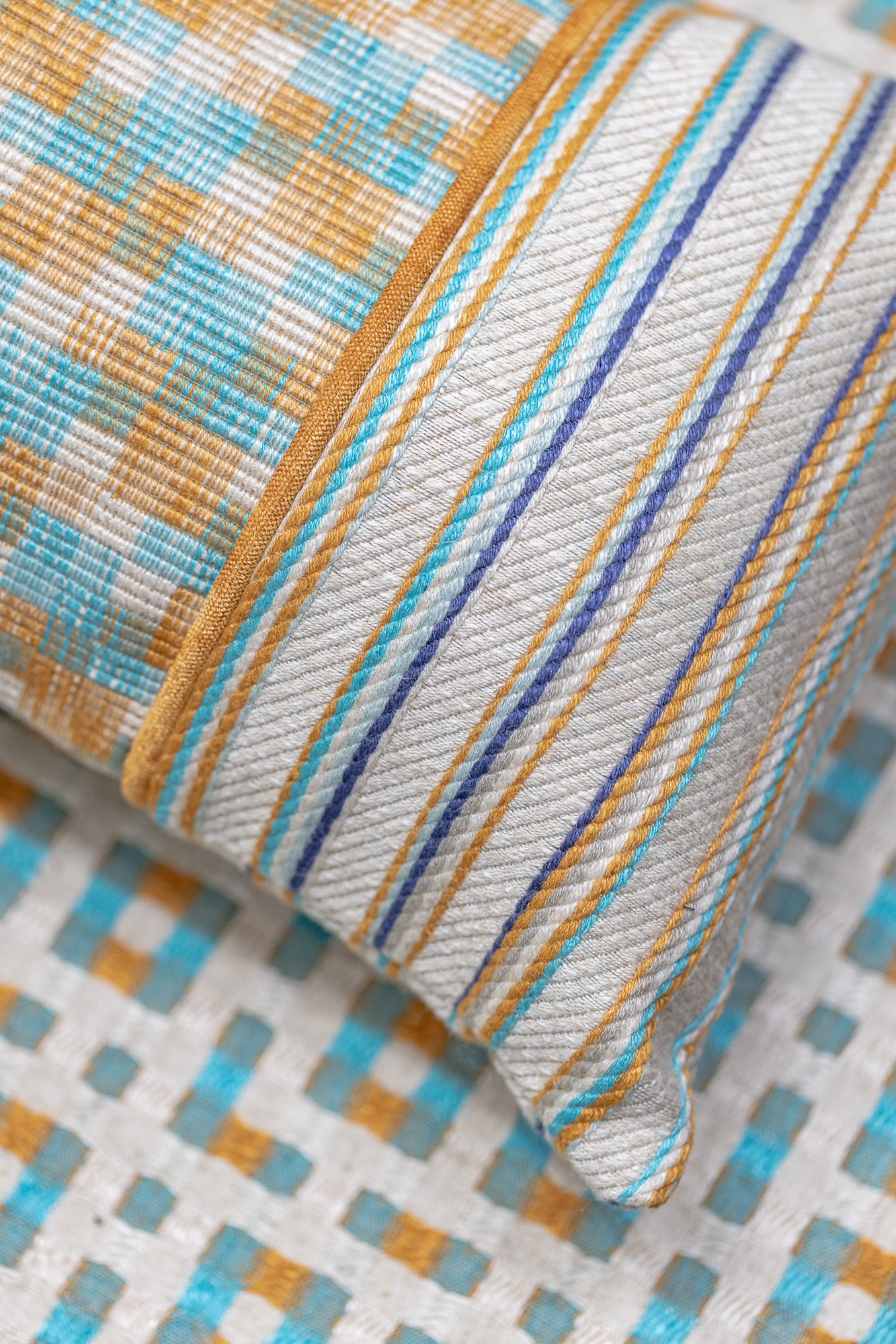 Griffa tissu d'ameublementlin mélangé design graphique coloré, de casal,  vendu par la rime des matieres, bon plan tissu et frais de port offerts