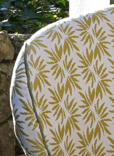 Java tissu ameublement de Casal, pour intérieur et extérieur, petit design graphique, non feu et lavable, pour chaise, fauteuil, canapé, coussins, rideaux, mobilier de jardin et bord de piscine , vendu par la rime des matieres, bon plan tissu et frais de port offerts