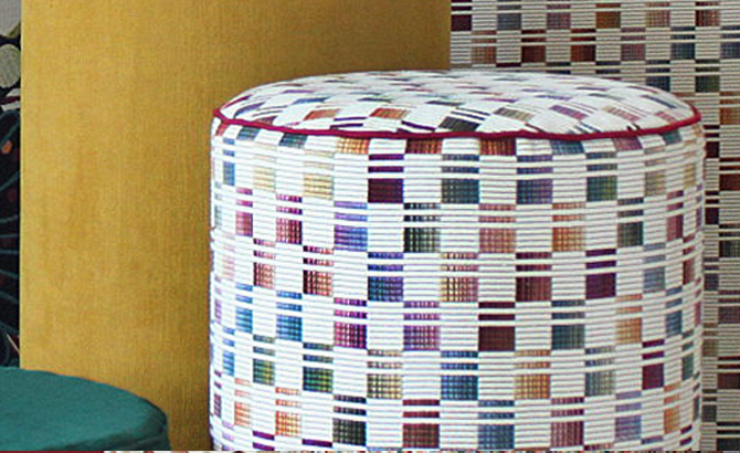 Joan tissu motif graphique coloré design pop années 70, de Casal, vendu par la rime des matieres, bon plan tissu rideaux