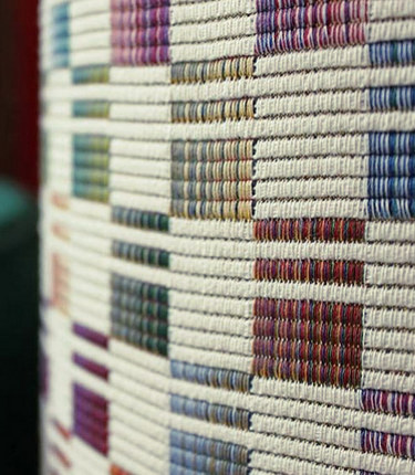 Joan tissu motif graphique design  coloré, de Casal, pour chaise, fauteuil, canapé et coussins, vendu par la rime des matieres, bon plan tissu 