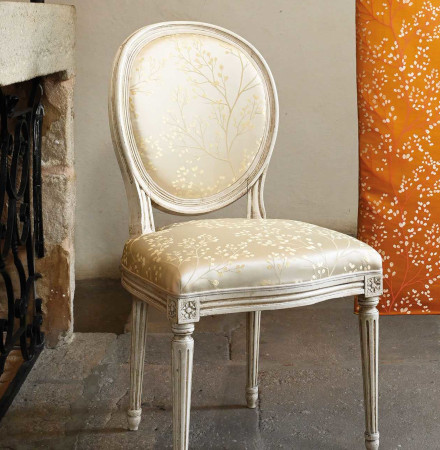 chaise Louis 16 et tissu ameublement MAIKO design végétal stylisé bicolore effet soie, de Casal, pour chaise, fauteuil, canapé, coussins et rideaux, vendu par la rime des matieres, bon plan tissu et frais de port offerts