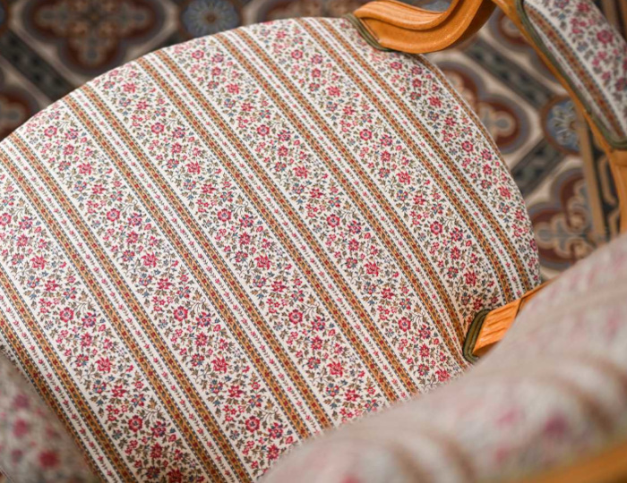 Marquise  tissu ameublement coton lavable rayures ornementales petits motifs floraux végétaux colorés, de Casal, pour chaise, fauteuil, canapé, coussins et rideaux, vendu par la rime des matieres, bon plan tissu frais de port offerts
