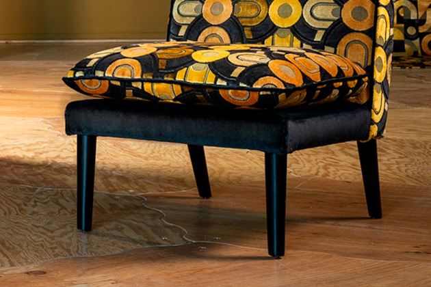 Fauteuil tissu ameublement Mistinguett Nuit velours motif graphique Art Déco  de Casal, pour chaise, fauteuil, canapé et coussins, vendu par la rime des matieres, bon plan tissu frais de port offerts