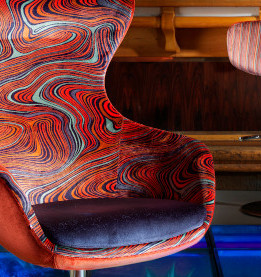 fauteuil et tissu ameublement Nirvana velours design graphique style Vintage de Casal, pour chaise, fauteuil, canapé, coussins et rideaux, vendu par la rime des matieres, bon plan tissu et frais de port offerts