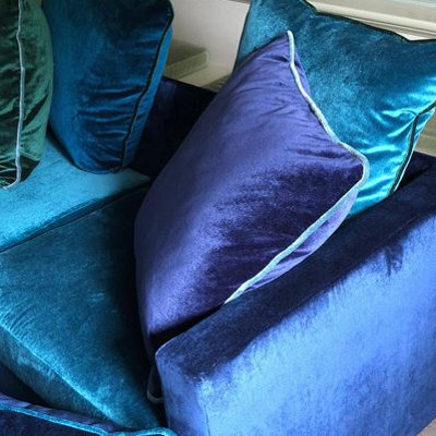 Olympe tissu velours glamour lumineux, non feu et lavable, de Casal, pour chaise, fauteuil, canapé, coussins et rideaux, vendu par la rime des matieres, bon plan tissu et frais de port offerts
