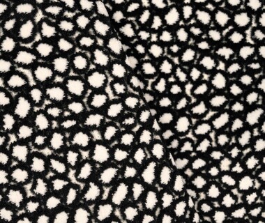 tissu Saseka, motif peau animale doux et très résistant, de Casal, pour chaise, fauteuil, canapé et rideaux, vendu par la rime des matieres, bon plan tissu et frais de port offerts