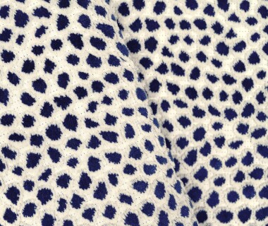 tissu Saseka, motif peau animale doux et très résistant, de Casal, pour chaise, fauteuil, canapé et rideaux, vendu par la rime des matieres, bon plan tissu et frais de port offerts