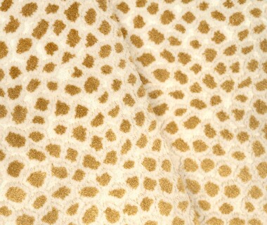 tissu Saseka, motif peau animale doux et très résistant, de Casal, pour chaise, fauteuil, canapé et rideaux, vendu par la rime des matieres, bon plan tissu et frais de port offerts