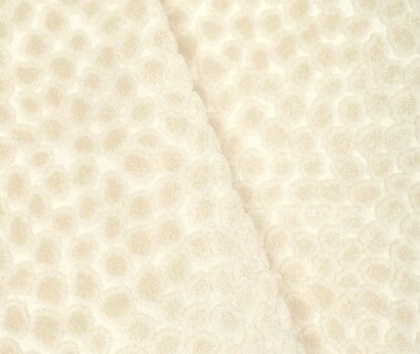 tissu Saseka, motif peau animale doux et très résistant, de Casal, pour chaise, fauteuil, canapé et rideaux, vendu par la rime des matieres, bon plan tissu et frais de port offerts