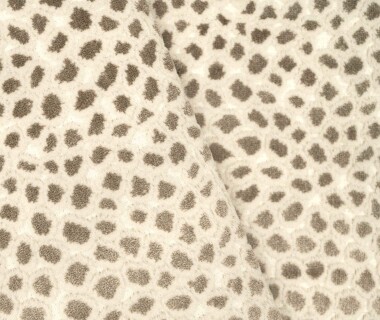 tissu Saseka, motif peau animale doux et très résistant, de Casal, pour chaise, fauteuil, canapé et rideaux, vendu par la rime des matieres, bon plan tissu et frais de port offerts
