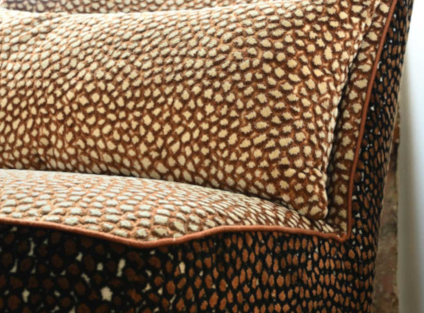 fauteuil et tissu Saseka, motif peau animale doux et très résistant, de Casal, pour chaise, fauteuil, canapé et rideaux, vendu par la rime des matieres, bon plan tissu et frais de port offerts