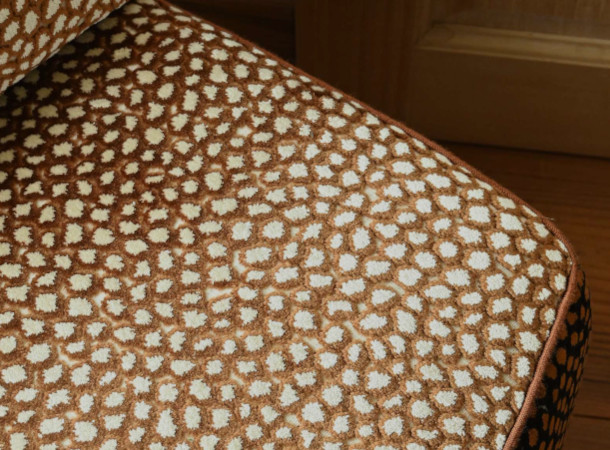 fauteuil et tissu Saseka, motif peau animale doux et très résistant, de Casal, pour chaise, fauteuil, canapé et rideaux, vendu par la rime des matieres, bon plan tissu et frais de port offerts