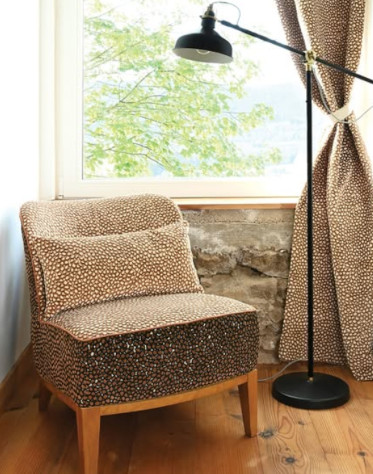 tissu Saseka, motif peau animale doux et très résistant, de Casal, pour chaise, fauteuil, canapé et rideaux, vendu par la rime des matieres, bon plan tissu et frais de port offerts