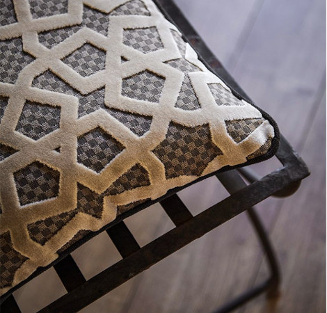 tissu Sérail velours design oriental, de Casal, pour chaise, fauteuil, canapé, coussins et rideaux, vendu par la rime des matieres, bon plan tissu et frais de port offerts