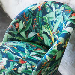 Fauteuil et tissu ameublement tropiques de Casal, lavable, motif jungle tropicale et oiseaux exotiques, tissu vendu par la rime des matieres, bon plan tissu et frais de port offerts