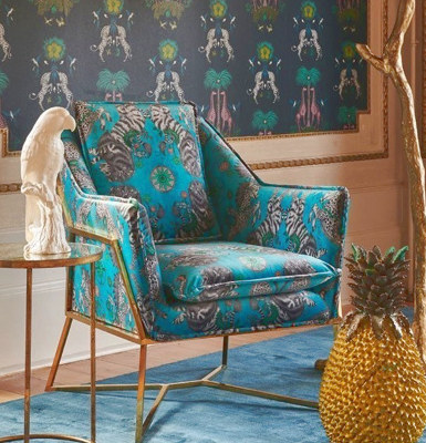 Fauteuil et tissu velours lavable Caspian Velvet motif animal de la jungle de Clarke & Clarke, vendu par la rime des matieres, bon plan tissu et frais de port offerts