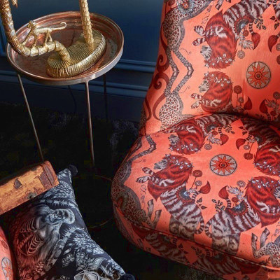 Canapé et tissu velours lavable Caspian Velvet motif animal de la jungle de Clarke & Clarke, vendu par la rime des matieres, bon plan tissu et frais de port offerts
