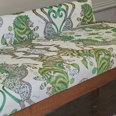 Fauteuil et tissu lin mélangé Siberback Linen motif fantastique gorille, de Clarke & Clarke, vendu par la rime des matieres, bon plan tissu et frais de port offerts