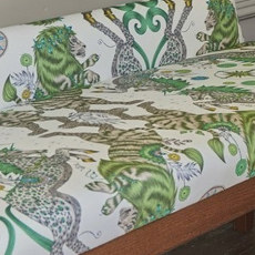 tissu coton Caspian motif fantastique lion et licorne, de Clarke & Clarke, vendu par la rime des matieres, bon plan tissu et frais de port offerts