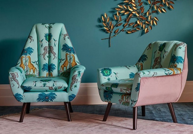 Fauteuils et tissu coton Creatura motif fantastique zèbre et girafe, de Clarke & Clarke, vendu par la rime des matieres, bon plan tissu et frais de port offerts