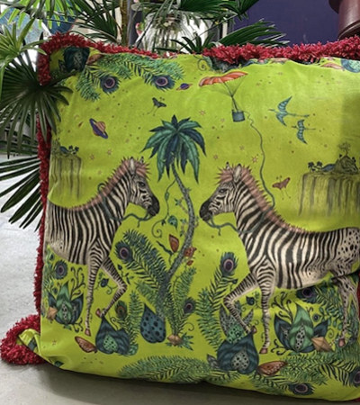 Tissu Lost World Velvet imprimé monde animal et végétal fantastique, pour chaise, fauteuil, canapé, jeté de lit, stores et rideaux, de Clarke & Clarke, vendu par la rime des matieres, bon plan tissu et frais de port offerts