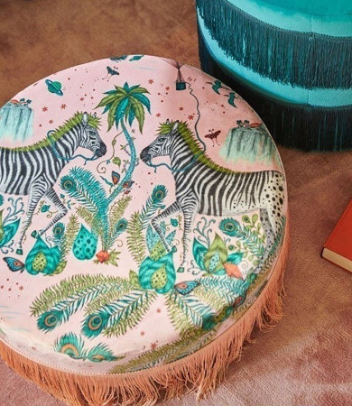 Tissu Lost World Velvet imprimé monde animal et végétal fantastique, pour chaise, fauteuil, canapé, jeté de lit, stores et rideaux, de Clarke & Clarke, vendu par la rime des matieres, bon plan tissu et frais de port offerts