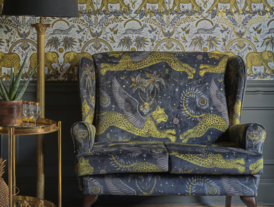 Canapé et tissu velours lavable Lynx velvet motif animal de la jungle de Clarke & Clarke, vendu par la rime des matieres, bon plan tissu et frais de port offerts