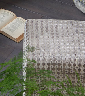 tissu ameublement Maui velours design graphique, de Clarke & Clarke, pour chaise, fauteuil, canapé, rideaux et coussins, vendu par la rime des matieres, bon plan tissu