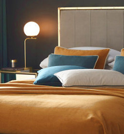 tissu Miami FR velours glamour lavable, grande largeur et non feu, de Clarke & Clarke, pour chaise, fauteuil, canapé , jeté de lit, rideaux et coussins, vendu par la rime des matieres, bon plan tissu et frais de port offerts