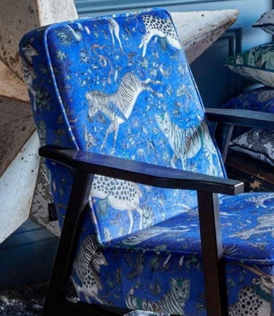 Fauteuil et tissu velours lavable Protea Velvet motif animal de la jungle de Clarke & Clarke, vendu par la rime des matieres, bon plan tissu et frais de port offerts