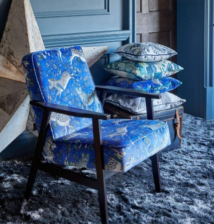 Fauteuil et tissu velours lavable Protea Velvet motif animal de la jungle de Clarke & Clarke, vendu par la rime des matieres, bon plan tissu et frais de port offerts