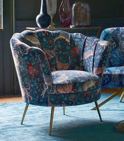 Fauteuil tonneau et tissu velours lavable Protea Velvet motif animal de la jungle de Clarke & Clarke, vendu par la rime des matieres, bon plan tissu et frais de port offerts