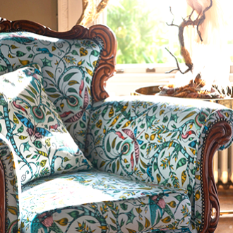 Rousseau tissu ameublement imprimé animalier tropical de Clarke & Clarke pour chaise fauteuil canapé rideau et jetés de lit vendu par la rime des matieres bon plan tissu
