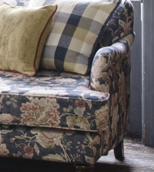 Sissinghurst tissu ameublement lavable imprimé floral de Clarke & Clarke pour fauteuil et rideau vendu par la rime des matieres bon plan tissu