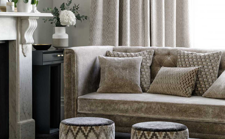 Stucco tissu velours marbré chatoyant de Clarke & Ckarke pour chaise fauteuil canapé et rideau par la rime des matieres bon plan tissu