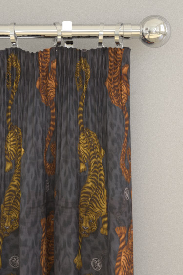 Rideaux tissu Tigris imprimé animalier tropical motif tigre, de Clarke & Clarke, vendu par la rime des matieres, bon plan tissu et frais de port offerts