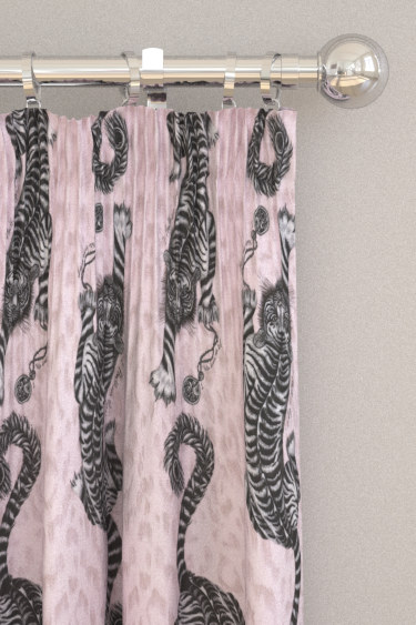 Rideaux tissu Tigris imprimé animalier tropical motif tigre, de Clarke & Clarke, vendu par la rime des matieres, bon plan tissu et frais de port offerts