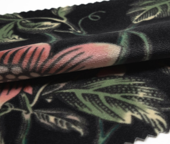 Tonquin Velvet tissu ameublement velours très doux lavable motif  floral stylisé, de Clarke & Clarke, pour chaise, fauteuil, canapé, rideaux, coussins et jetés de lit, vendu par la rime des matieres, bon plan tissu et frais de port offerts