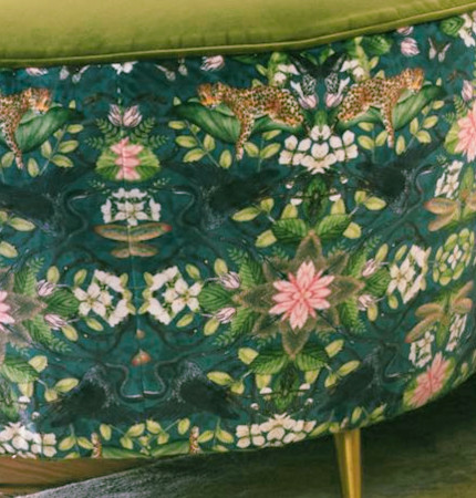 Wonderlust Tea Story tissu ameublementvelours lavable  imprimé lépards et hérons de la  jungle tropicale, de Clarke & Clarke, pour chaise, fauteuil, canapé, coussins et rideaux, vendu par la rime des matieres, bon plan tissu et frais de port offerts