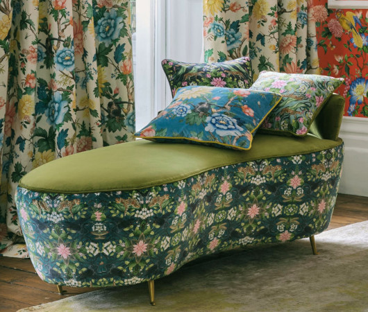 Wonderlust Tea Story tissu ameublementvelours lavable  imprimé lépards et hérons de la  jungle tropicale, de Clarke & Clarke, pour chaise, fauteuil, canapé, coussins et rideaux, vendu par la rime des matieres, bon plan tissu et frais de port offerts