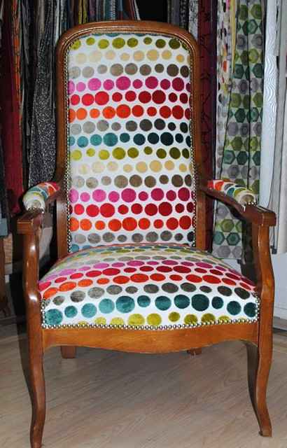 tissu confettis imprim pois de chez casal pour fauteuil Voltaire