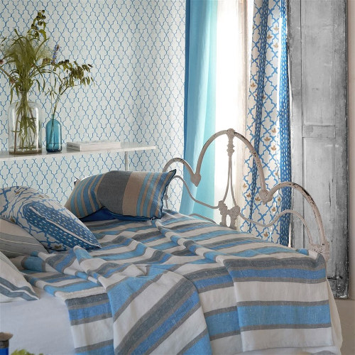 Jeté de lit avec tissu d'ameublement Brera Viale, lin naturel doux et lavable imprimé rayures contemporaines larges, de Designers Guild, tissu vendu par la rime des matieres, bon plan tissu et frais de port offerts